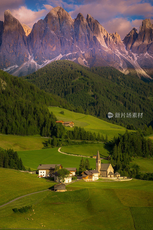 意大利阿尔卑斯山Dolomites，田园诗般的圣玛格达莱纳风景和日落教堂