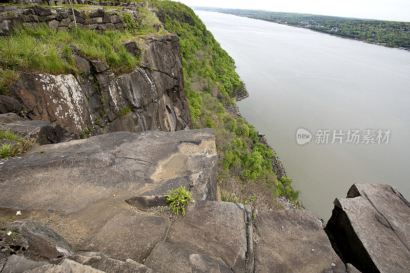 新泽西边缘的栅栏悬崖俯瞰哈德逊河