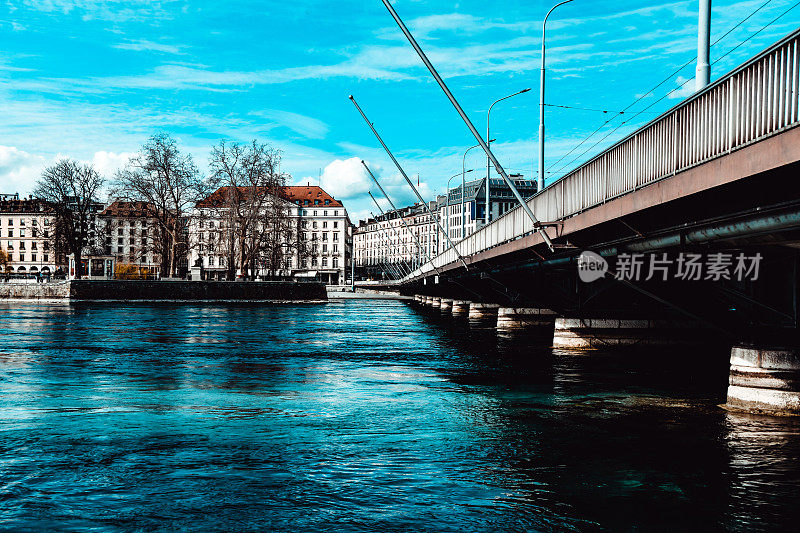 在瑞士日内瓦的阿尔夫河上，由桥连接的建筑物