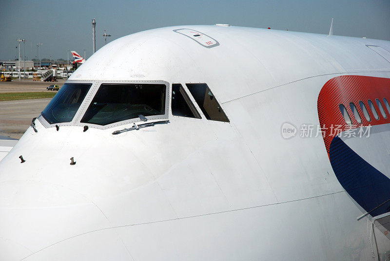 驾驶舱窗户和波音747喷气式飞机的前部