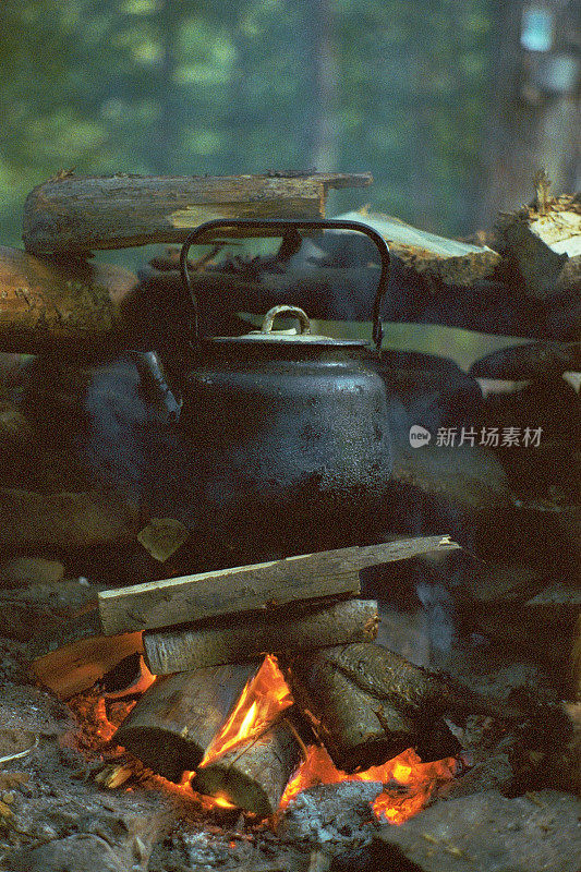 森林里篝火上的茶壶