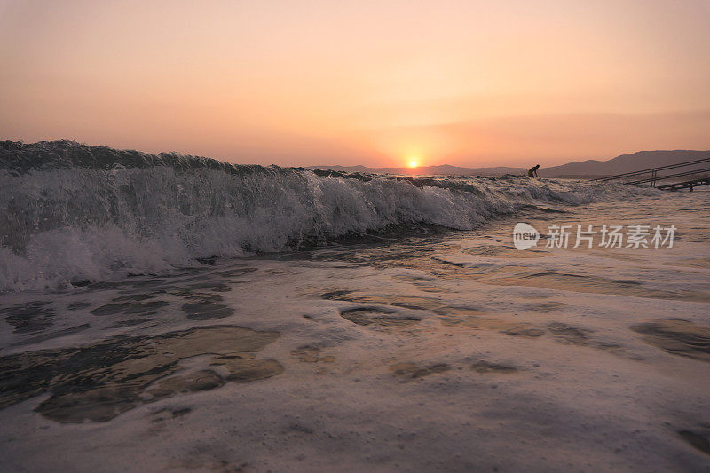 美丽的日落和波浪在土耳其