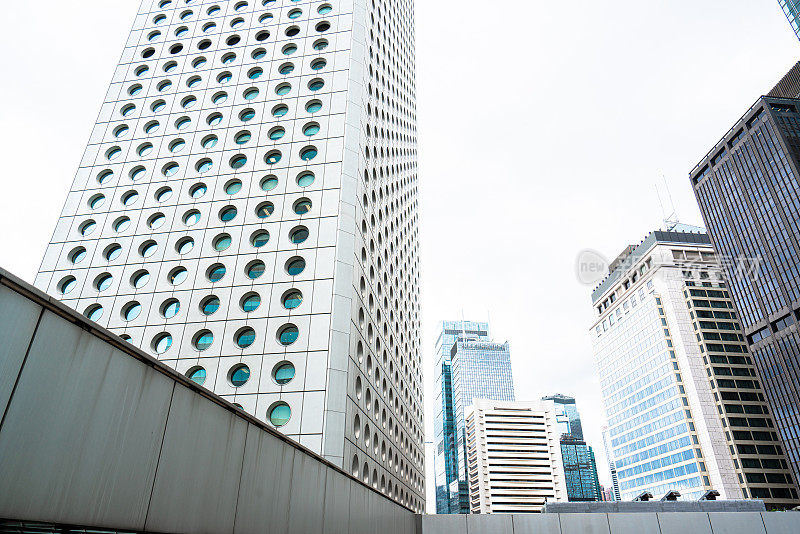 就在香港市中心现代金融摩天大楼的正下方