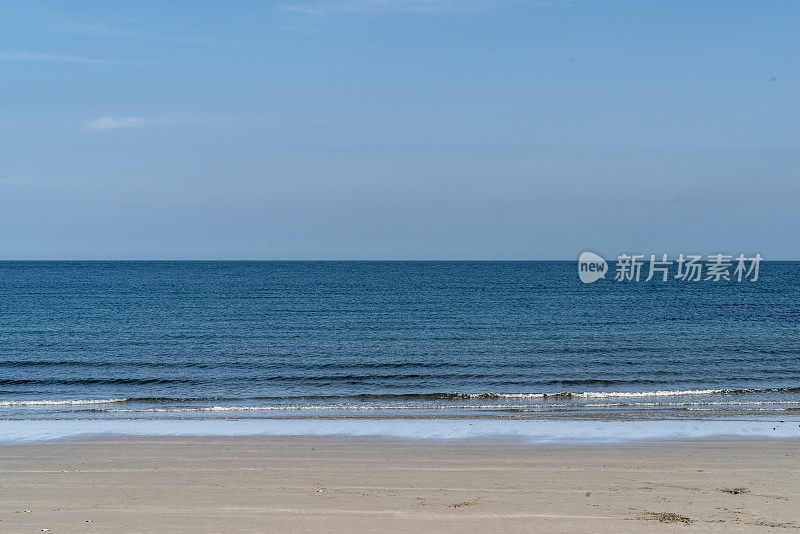 沙滩，海浪和地平线