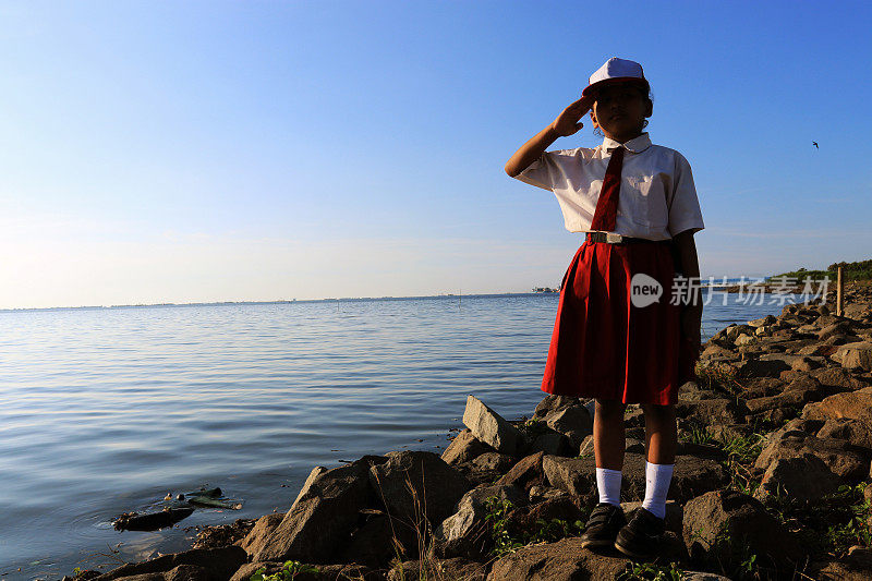 一名小学生举着印尼国旗