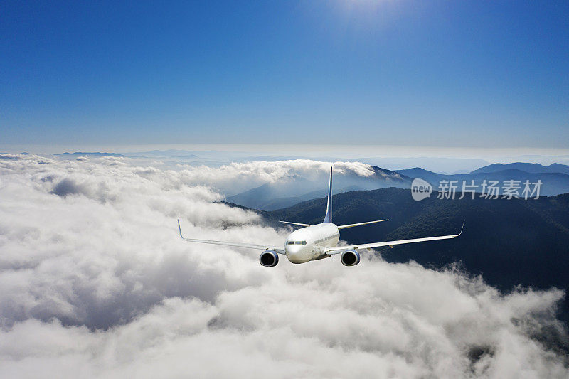 客机在云层上空飞行。