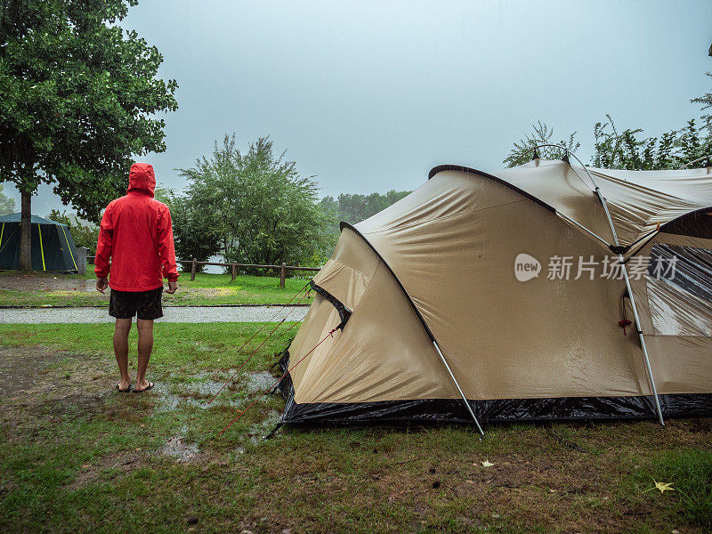 一名男子在露营时遭遇暴风雨