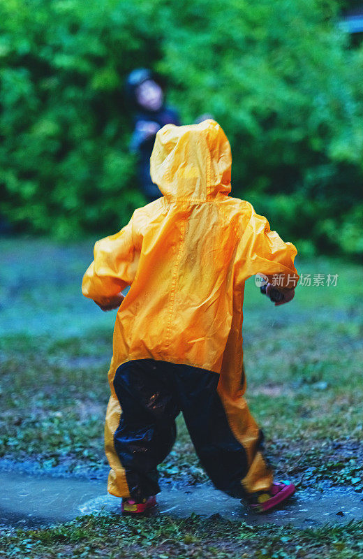 倾盆大雨中的乐趣