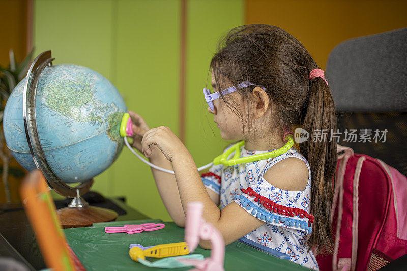 拯救地球——一个小女孩在扮演医生