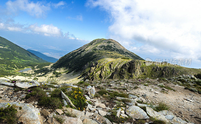 皮林山的Bezbog峰和Desilishko湖。