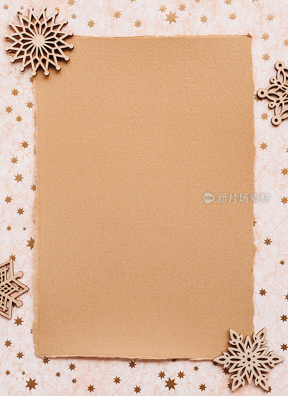 空手制纸空白与木制雪花在圣诞手工纸在波西米亚寻找愿望清单