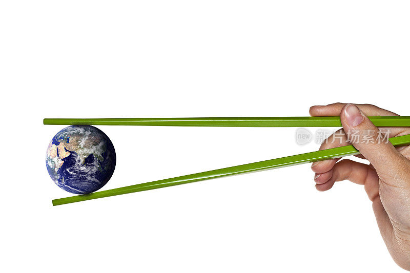 蓝色星球地球夹在绿色筷子之间