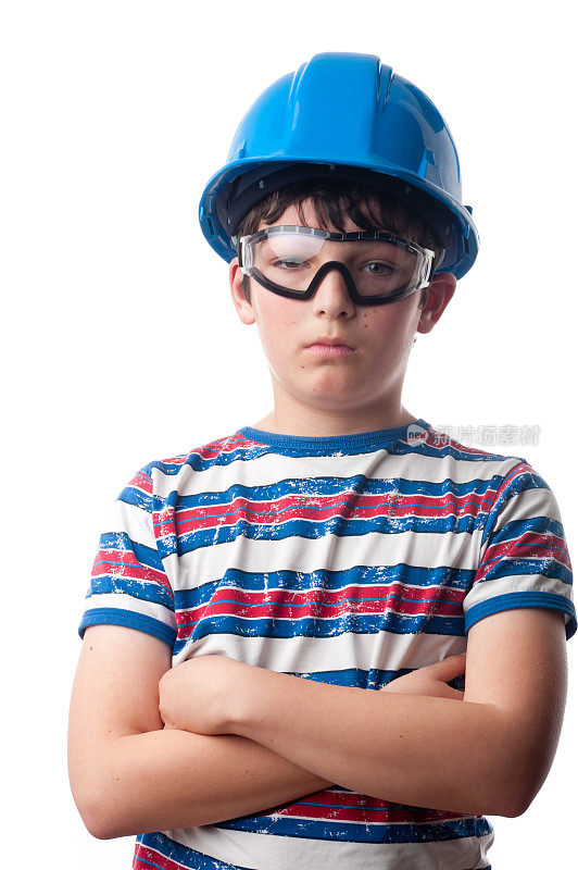 男孩戴着安全帽和安全眼镜，双臂交叉