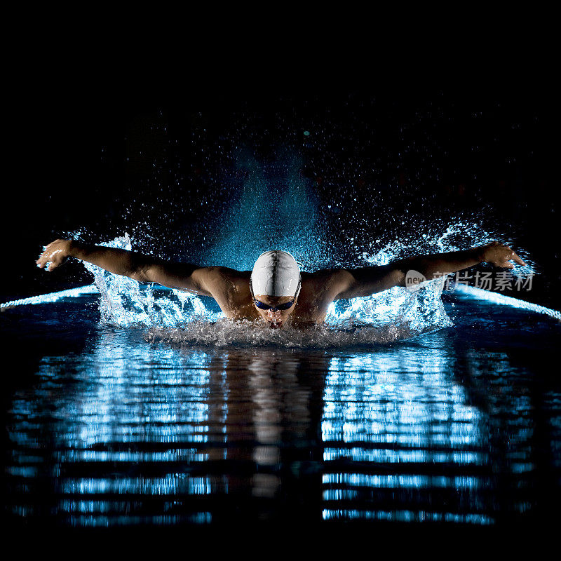 游泳运动员表演蝶泳