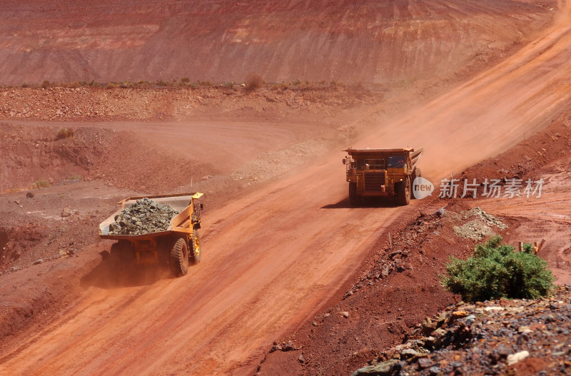 两辆卡车在地雷路上行驶。