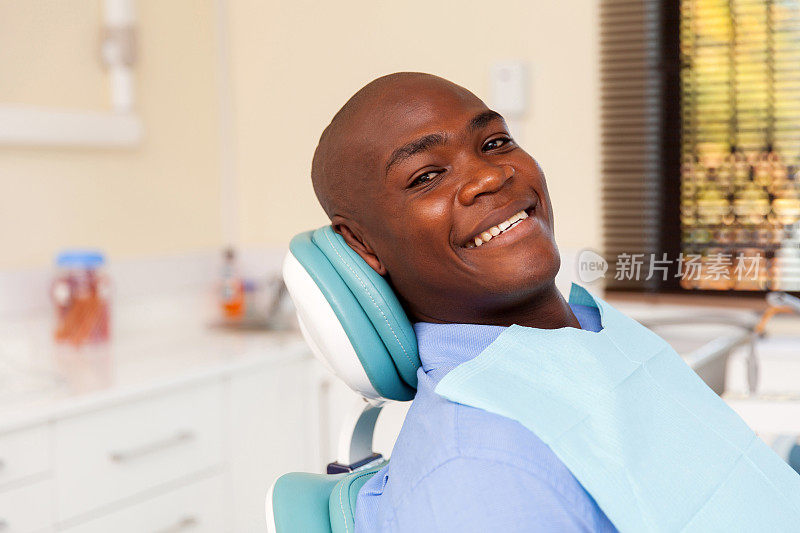 非洲男子看牙医