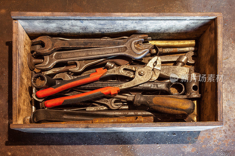 工具箱里有旧扳手、环形扳手、钳子、螺丝刀、凿子