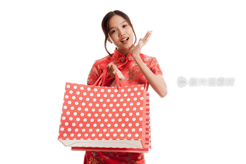 亚洲女孩穿着中国旗袍和购物袋
