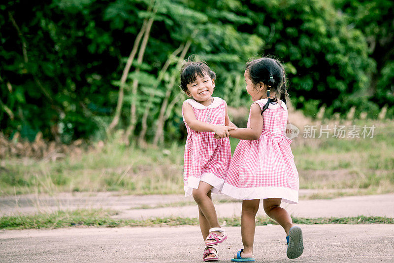 孩子两个女孩在一起玩得很开心