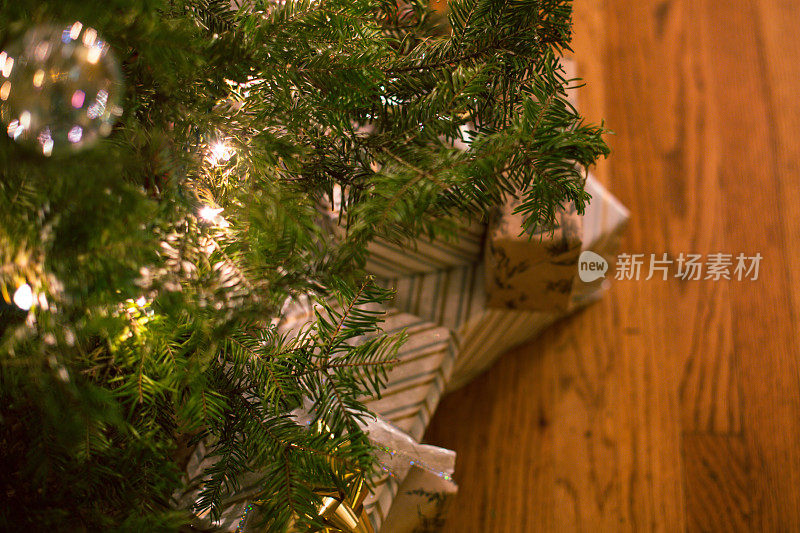 圣诞树下的圣诞礼物在舒适温暖的客厅