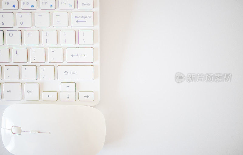 键盘和鼠标在白色背景
