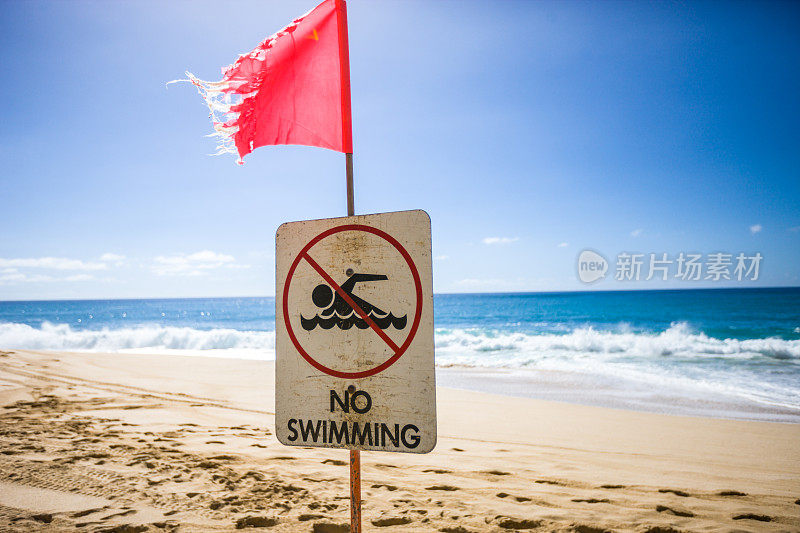 美国夏威夷海滩上禁止游泳的警告标志