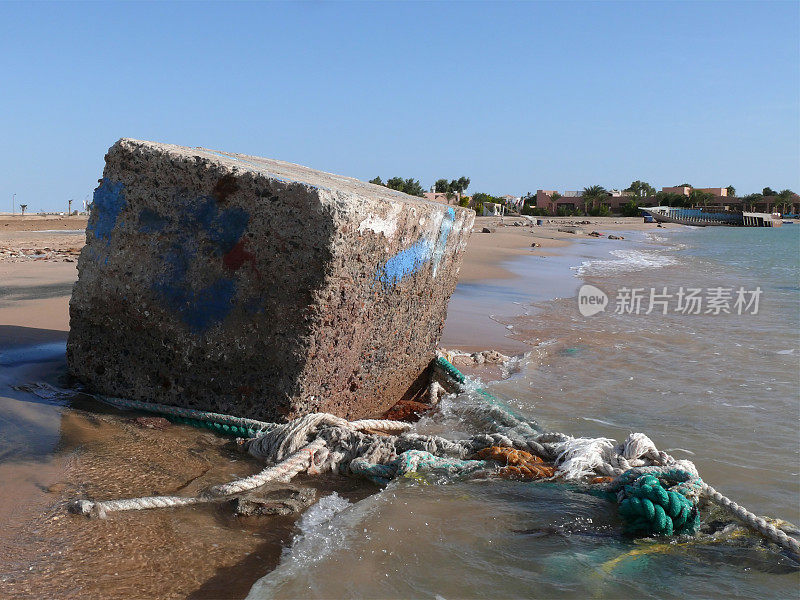 海滩上的混凝土固定块