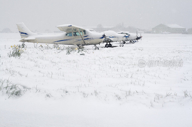 机场春雪绵绵