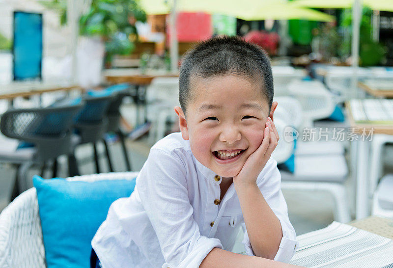 幸福的亚洲男孩