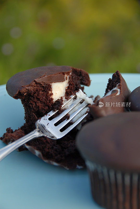 巧克力奶油填充纸杯蛋糕，吃过的甜点食物背景