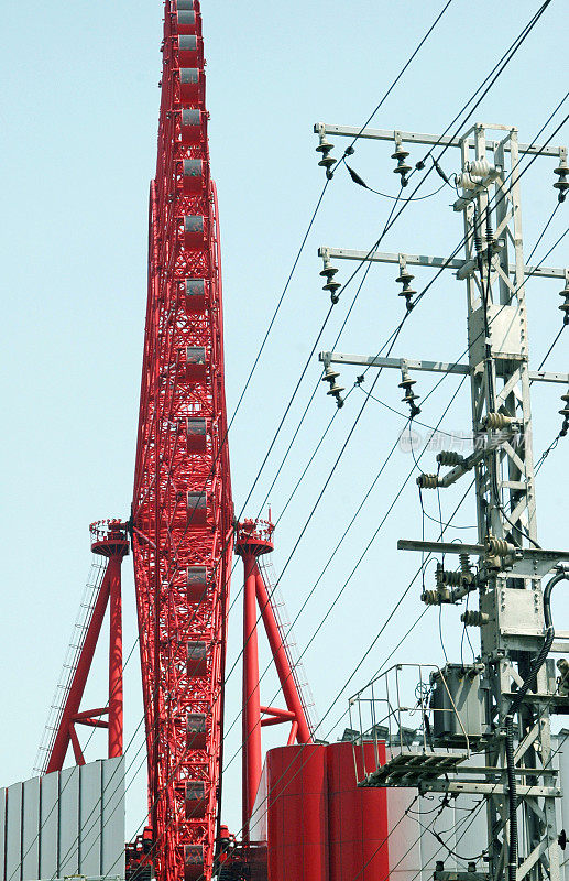 日本大阪的摩天轮和电线