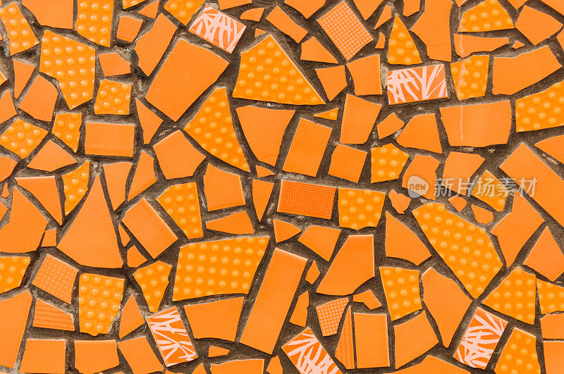 橙色的瓷砖背景，由瓷砖和瓷片拼接而成