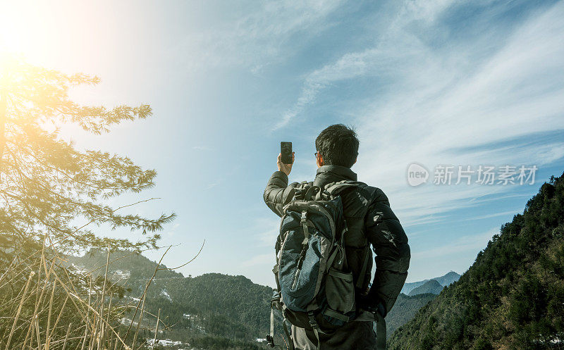 登山者在山上使用手机