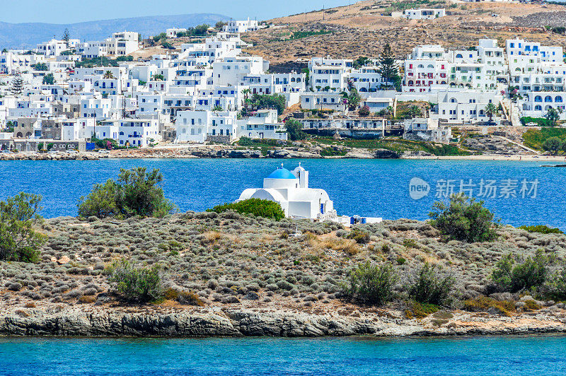 希腊群岛-深蓝色的海水和小小的东正教教堂