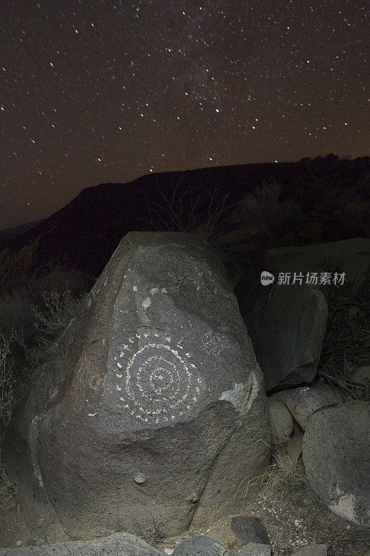 新墨西哥州阿拉莫戈多的三河岩画上的夜晚星星