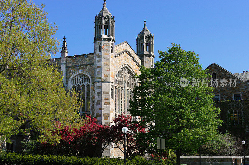 密歇根大学安娜堡法学院。湛蓝的天空。