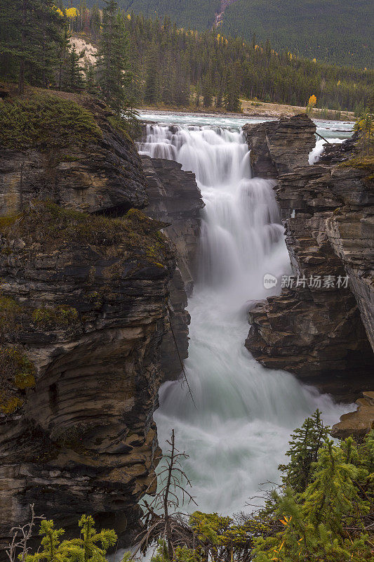 加拿大的阿萨巴斯卡瀑布