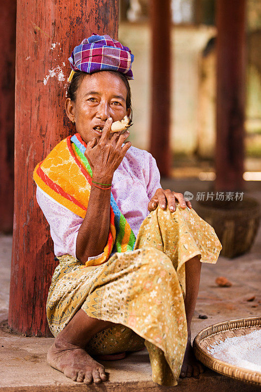 缅甸妇女抽雪茄的肖像