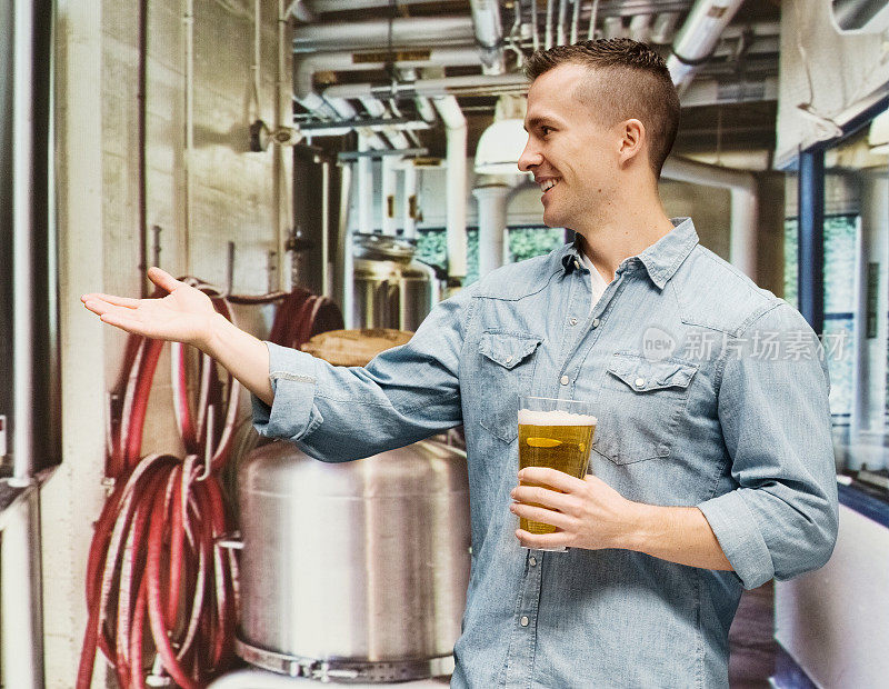 微笑的酿酒大师在啤酒厂亮相