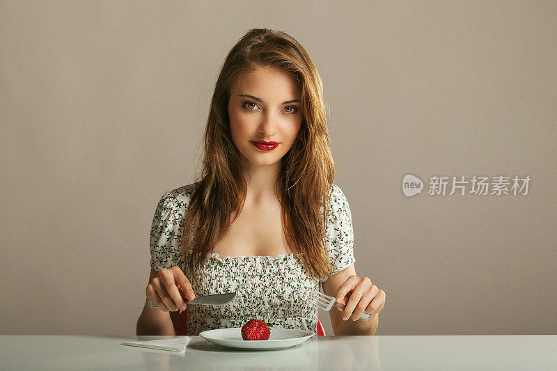 节食和吃草莓的女人