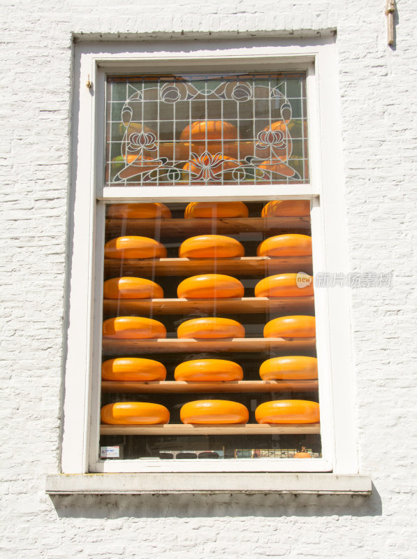 一个橱窗里展示的圆形奶酪块——荷兰