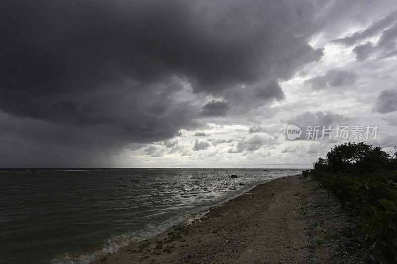 热带海滩和雷雨