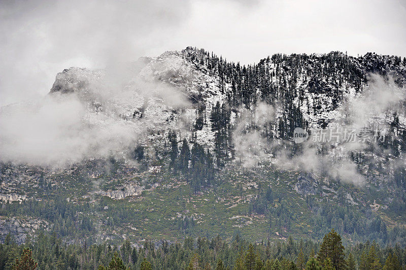 内华达山脉的雪和云