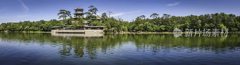 中国宝塔寺映在宁静的承德避暑山庄湖畔