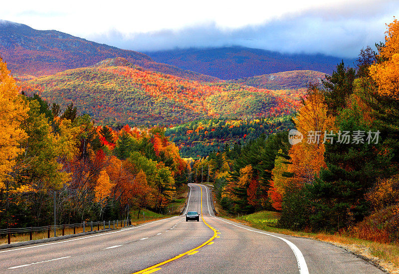 风景优美的秋天路在纽约阿迪朗达克地区