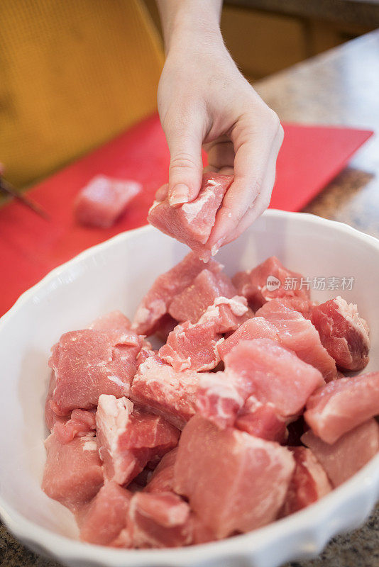 十几岁的孩子在厨房里切牛肉烤