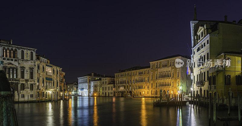 威尼斯大运河宫和酒店夜间灯火通明意大利