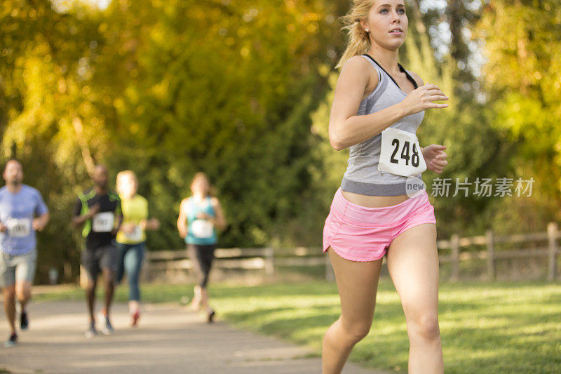 在赛跑中的年轻成年女性