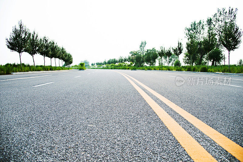 一条道路上的双黄线