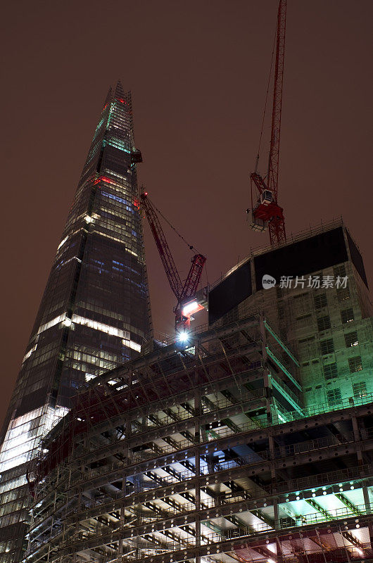 伦敦夜晚的碎片大厦和附近的建筑